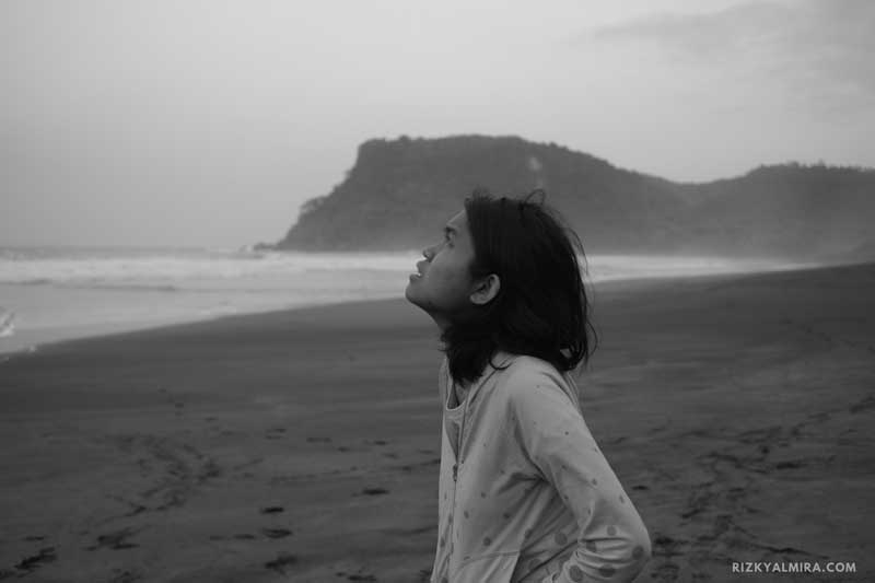 Pantai pasur dalam potret hitam putih. Dokumen pribadi Rizky Almira