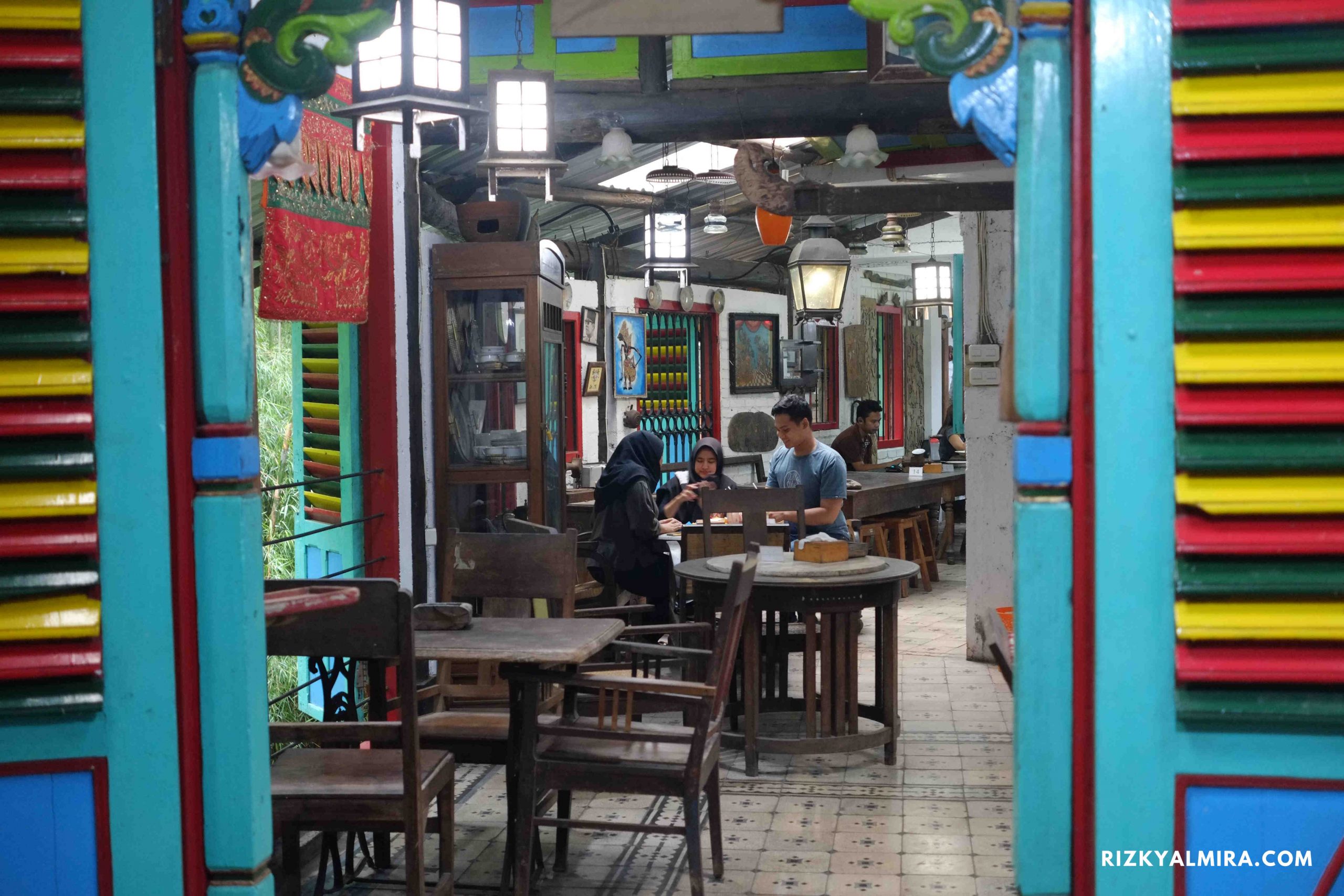 Loe Mien Toe, Kedai yang Penuh Barang Antik di Malang
