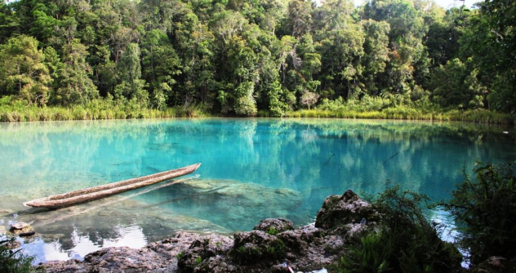 Danau sebening cermin di Danau Framu, Papua Barat. Dokumentasi oleh Pesona Indonesia
